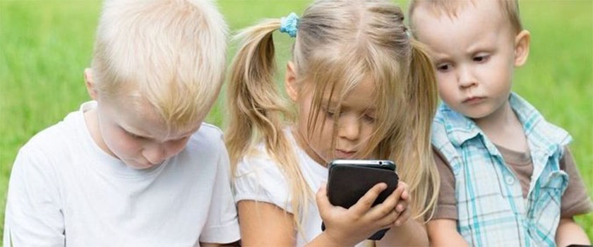 خطرات بازی با موبایل و تبلت در رفتار کودک